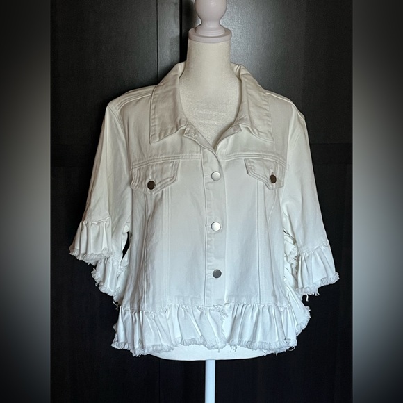 Ruffled denim / jean jacket w/ distressed hems. Buttoned up, oversized. White. M - Picture 7 of 13
